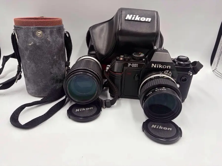 Nikon F-301 フィルム一眼レフ（NIKKOR 35mm レンズ2本）の買取実績写真1